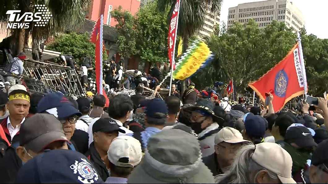 快訊/八百壯士包圍立院 退役特戰翻牆闖入