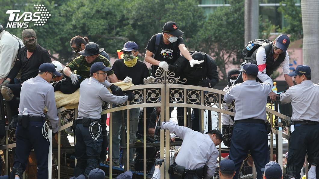 八百壯士遊行 立院正門與警爆發衝突