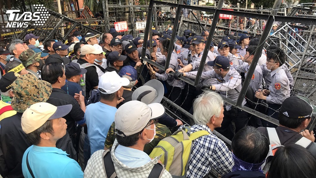 反軍改爆衝突! 抗議群眾拖走一員警