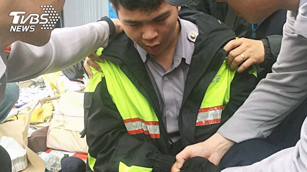 反軍改爆衝突　霹靂小組員警遭抗議群眾毆打