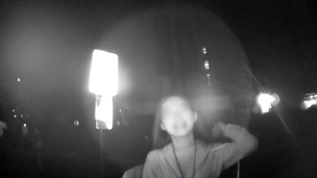 正妹酒駕猛按喇叭挑釁警　遭盤查甜美傻笑
