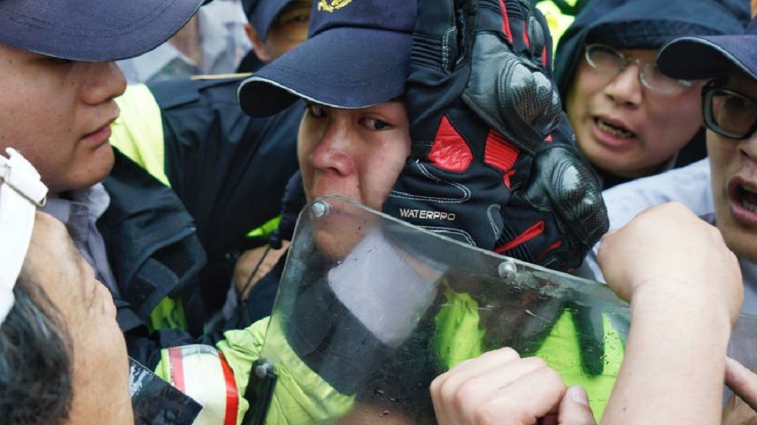反年改團體抗議脫序 警察情緒崩潰留下男兒淚