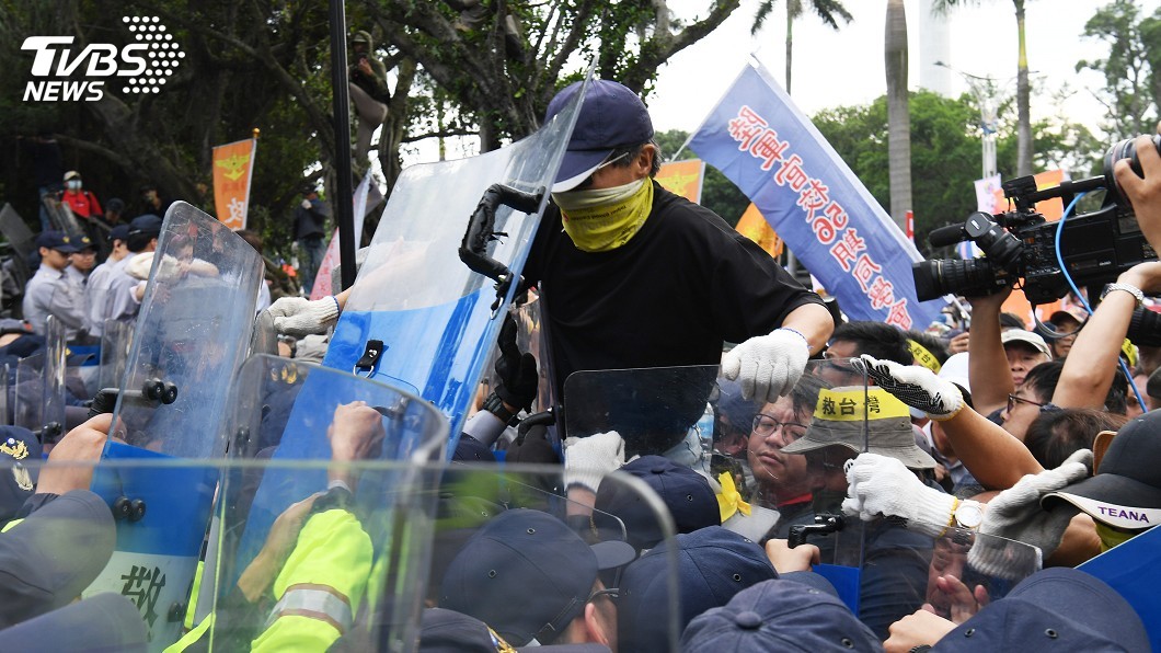 搶院會優先送案權 藍委一早到議場前排隊
