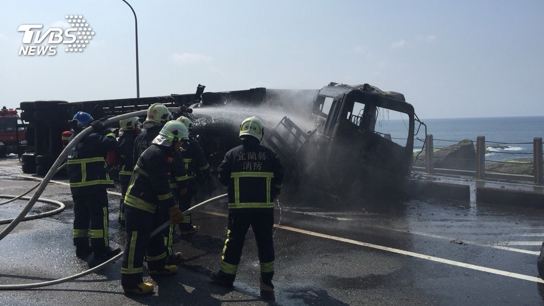 快訊/接連2起!曳引車、聯結車翻覆 車頭起火燃燒