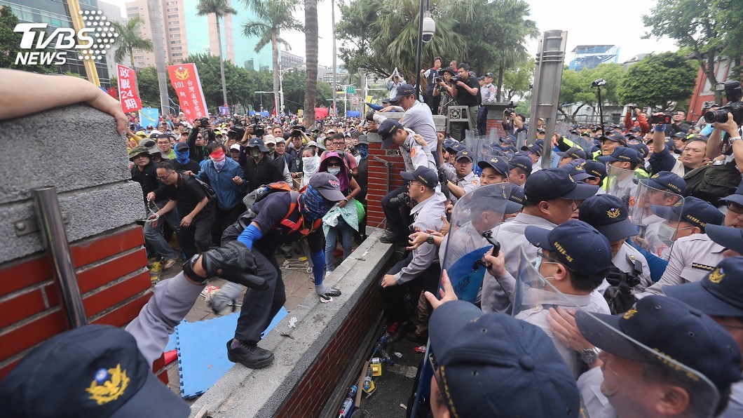 反軍人年改爆衝突 國防部長嚴厲譴責