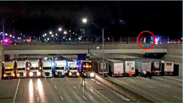怕他跳下來！男欲跳橋輕生　貨車司機排車牆阻止
