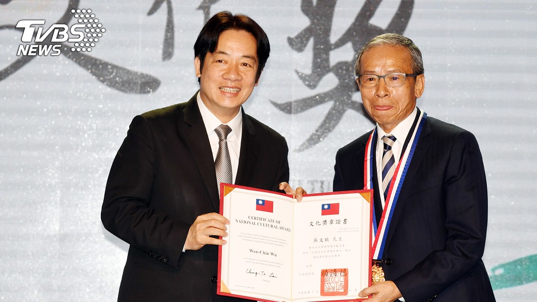 行政院文化獎頒獎 吳念真謝里法捐獎金