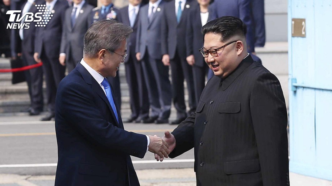 兩韓歷史性峰會 文在寅、金正恩握手相見歡
