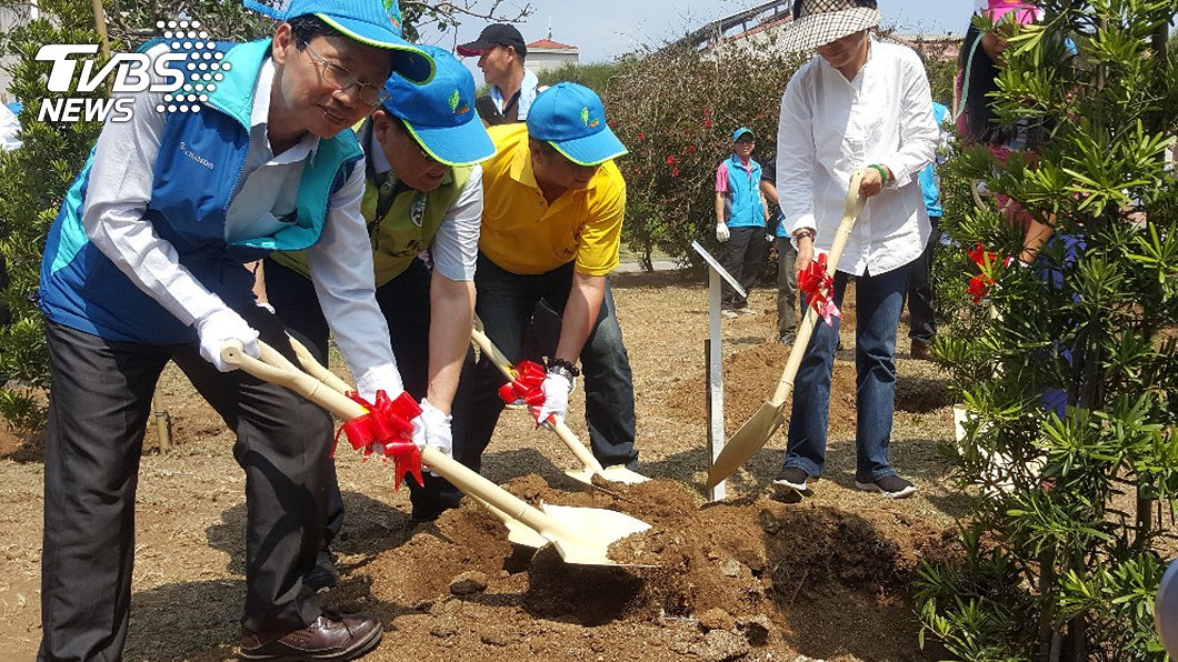 中油澎湖植樹 老人之家添綠蔭