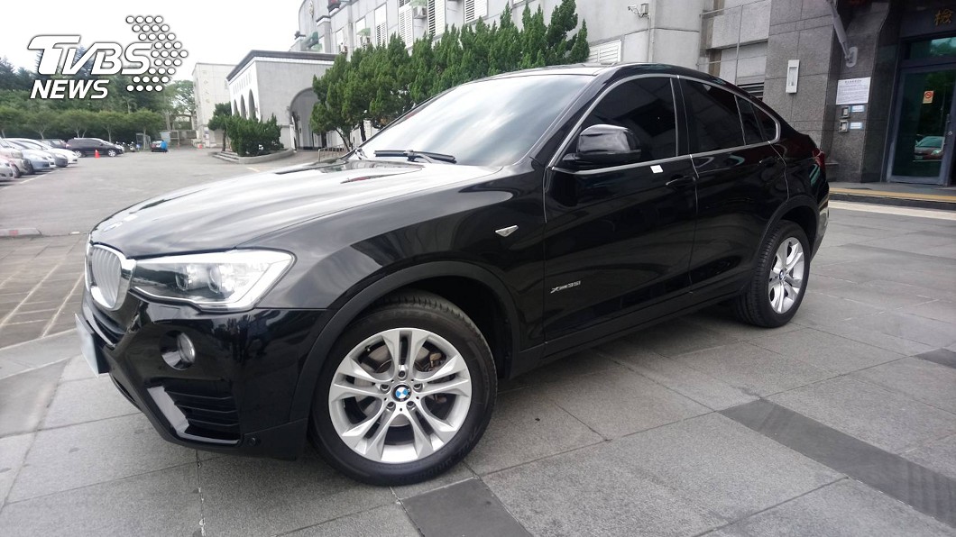 花檢拍賣BMW休旅跑車 162萬現金當場繳清