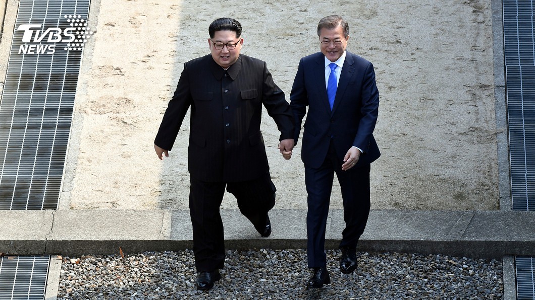 金正恩首跨38度線 步伐笨重氣喘吁吁