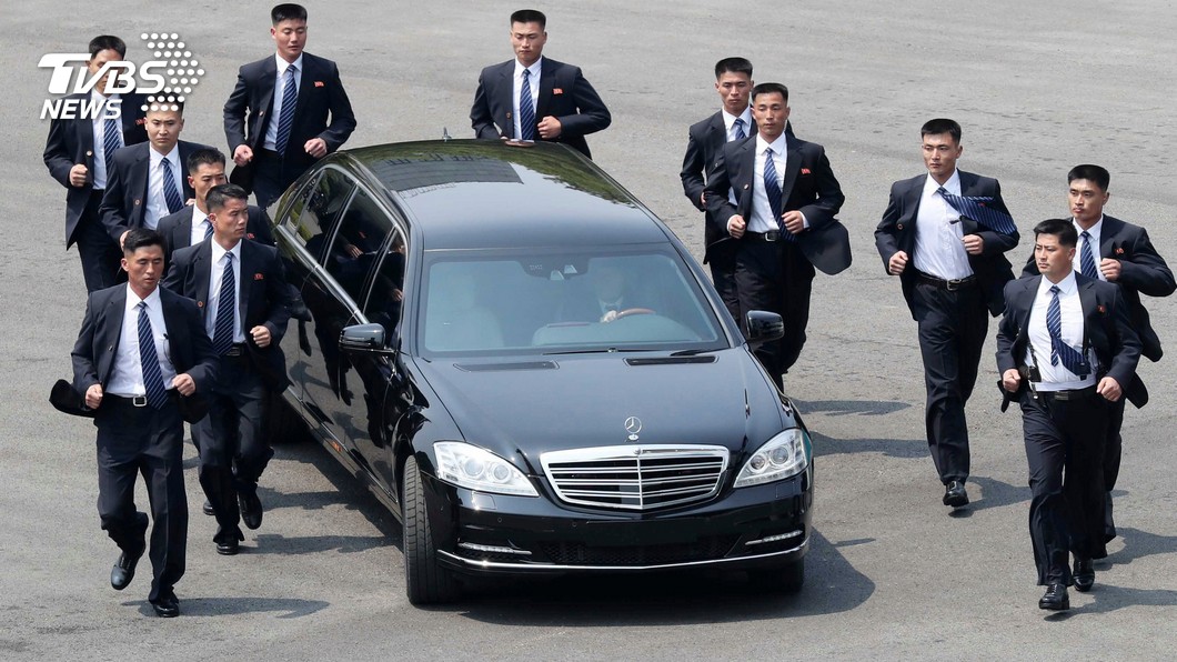 金正恩隨行12保鑣 跑步跟車成吸睛亮點