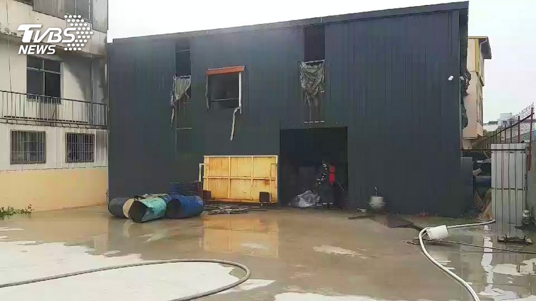 快訊/台中大里電動車行大火 工廠黑煙衝天