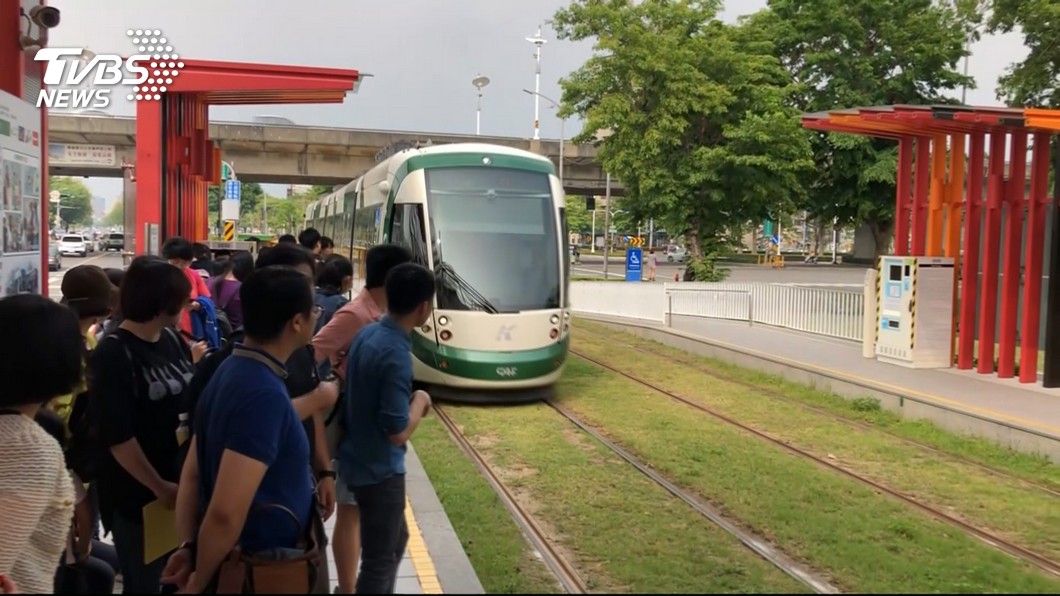 高雄輕軌二階鋪軌推進 新列車啟運