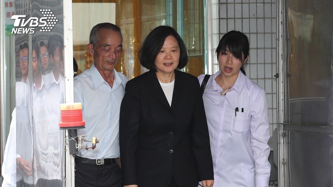 蔡英文弔唁國道殉職2警 承諾遺眷「入祀忠烈祠」