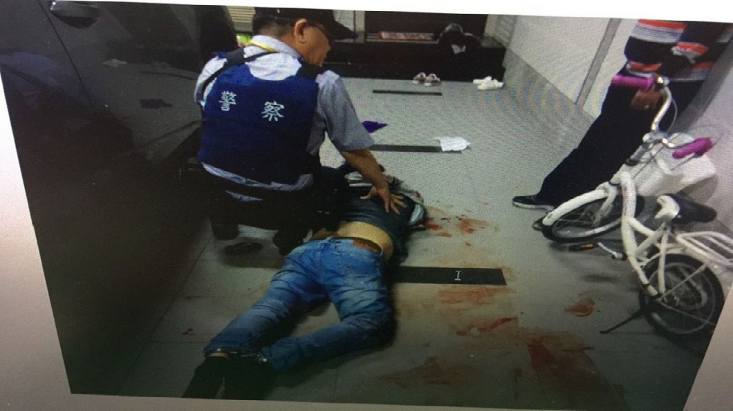 員警獲報後,前往現場將這名莽夫壓制。(圖/翻攝照片)