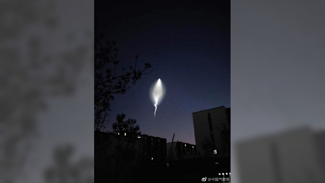 非UFO!夜空驚見光束 陸專家:夜光航跡雲