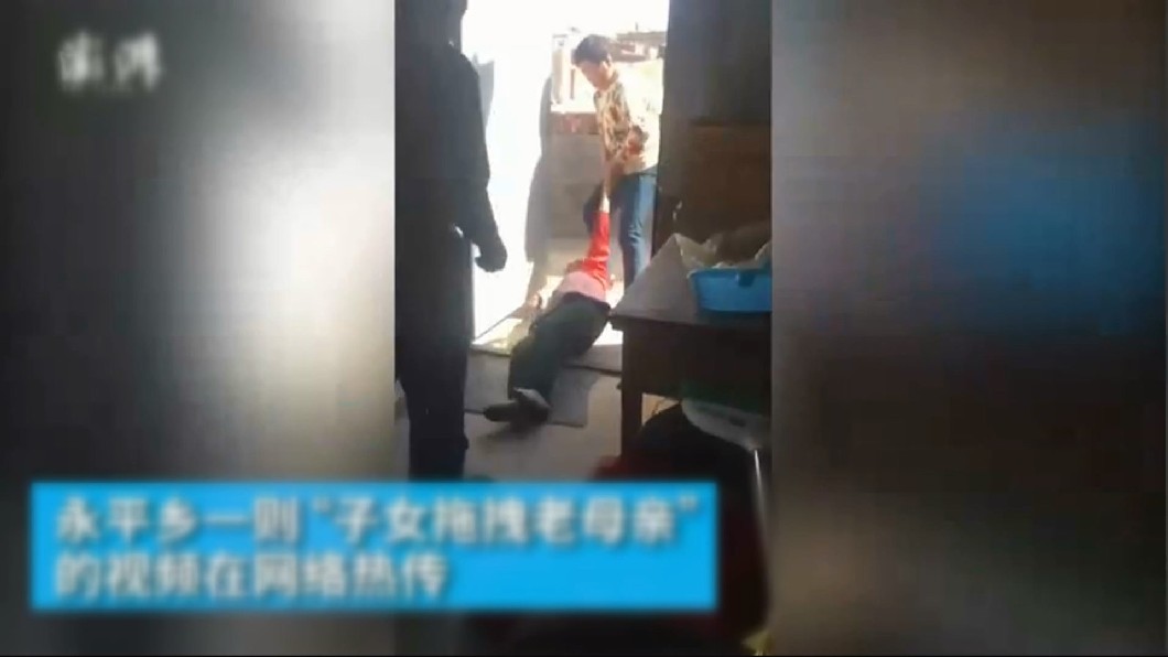 當街甩媽耳光 路人氣憤一腳踹飛不孝女