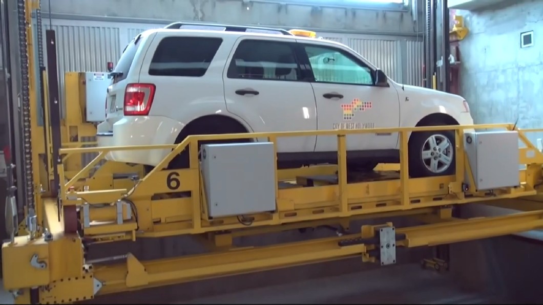 停車位一位難求! 自動泊車小弟幫你停