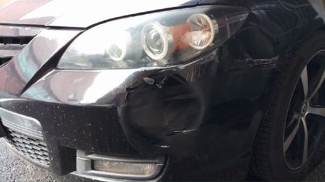 女友借車撞到說「刮傷」!他看到崩潰:這保齡球打凹吧