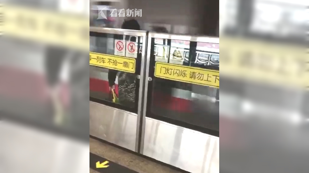 趕投胎?女子硬闖卡閘門與列車間生死一瞬間