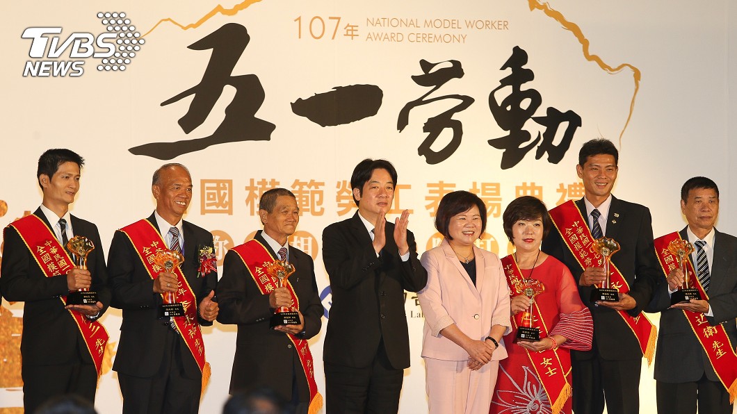 模範勞工頒獎 賴揆:勞工平均收入近5萬元創新高