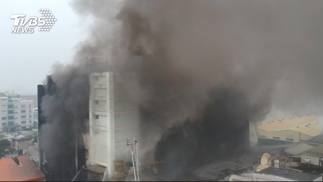 桃園敬鵬工廠大火意外，共造成7人死亡，當中包括5名打火弟兄。(圖／TVBS)