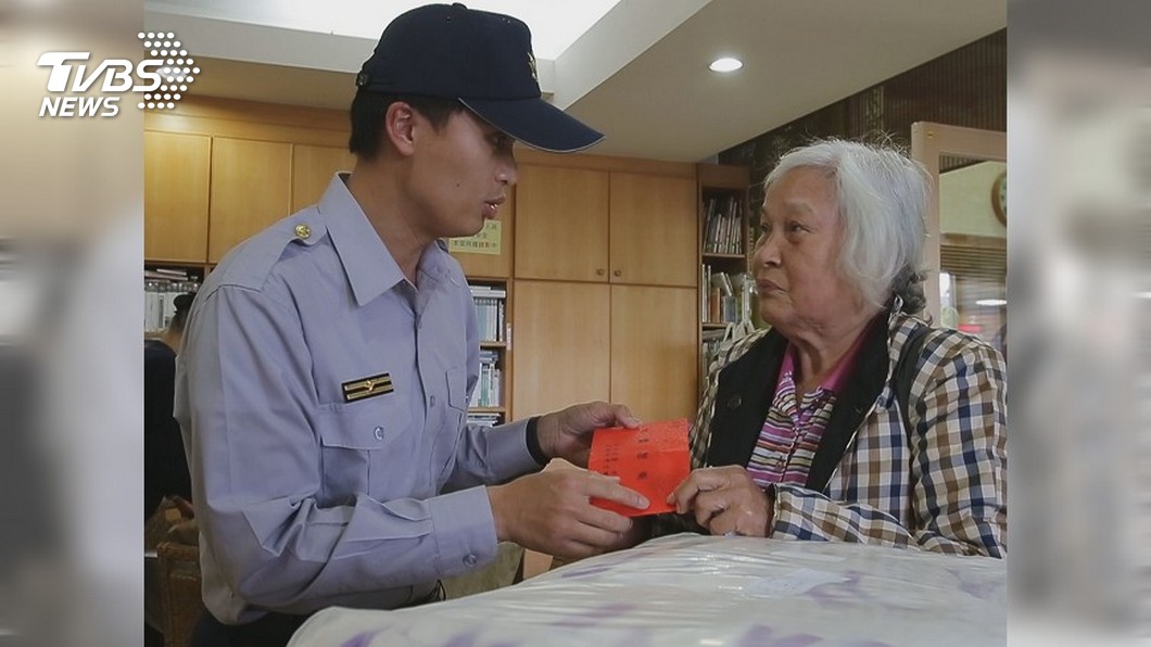 7旬寡母守護病兒10年 見警探視淚濕衣襟