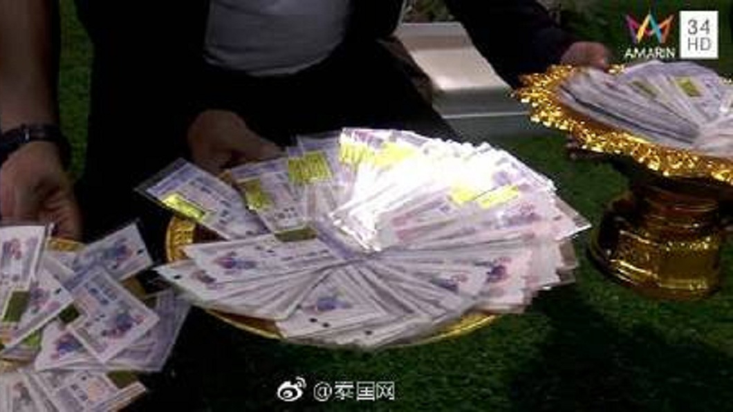 阿嬤的子孫們準備了600張彩券。(圖/翻攝自微博)