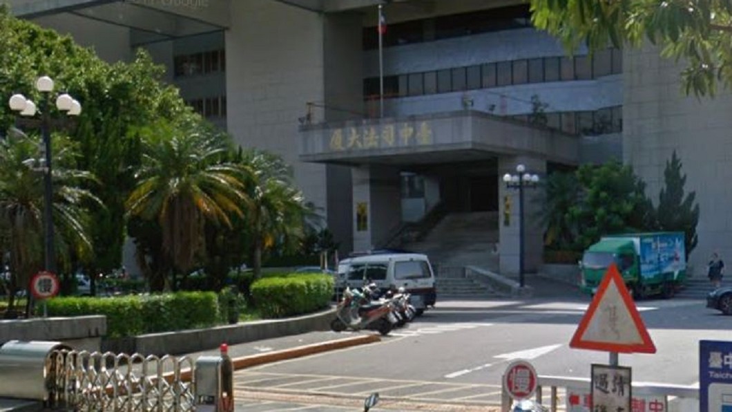 誰會酒後去面試啊！醉男搶劫女職員還慘輸趴地