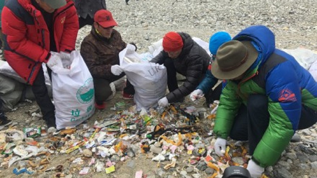 珠峰淨山　登山客需帶8kg垃圾下山