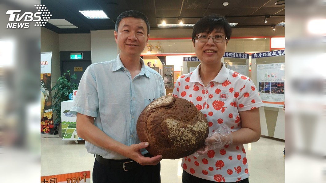 全台最大!2公斤黑麥麵包 中秋送禮新選擇