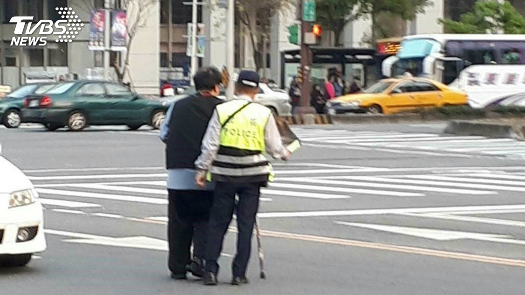 最溫馨的背影! 暖警擋車助老先生過馬路