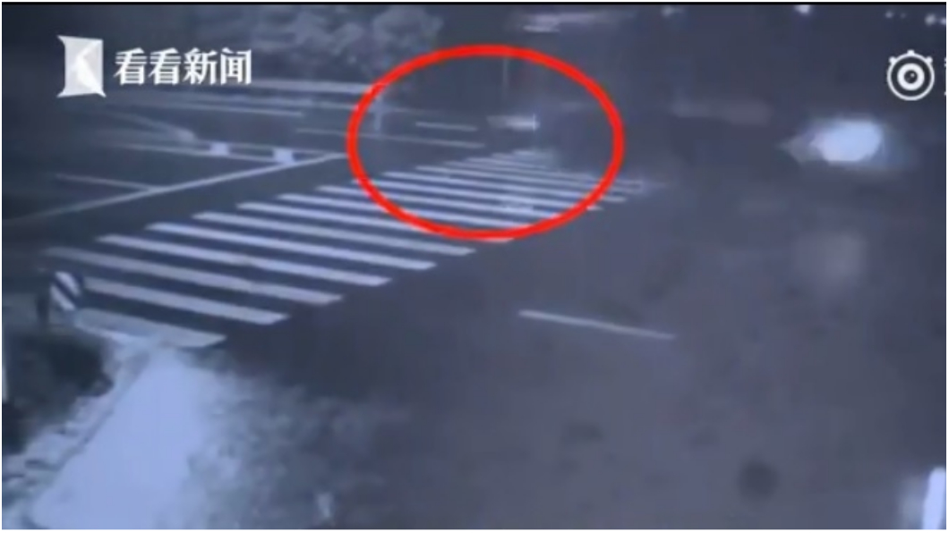 老翁穿越沒看路！　遭「5輛聯結車」輾過慘死
