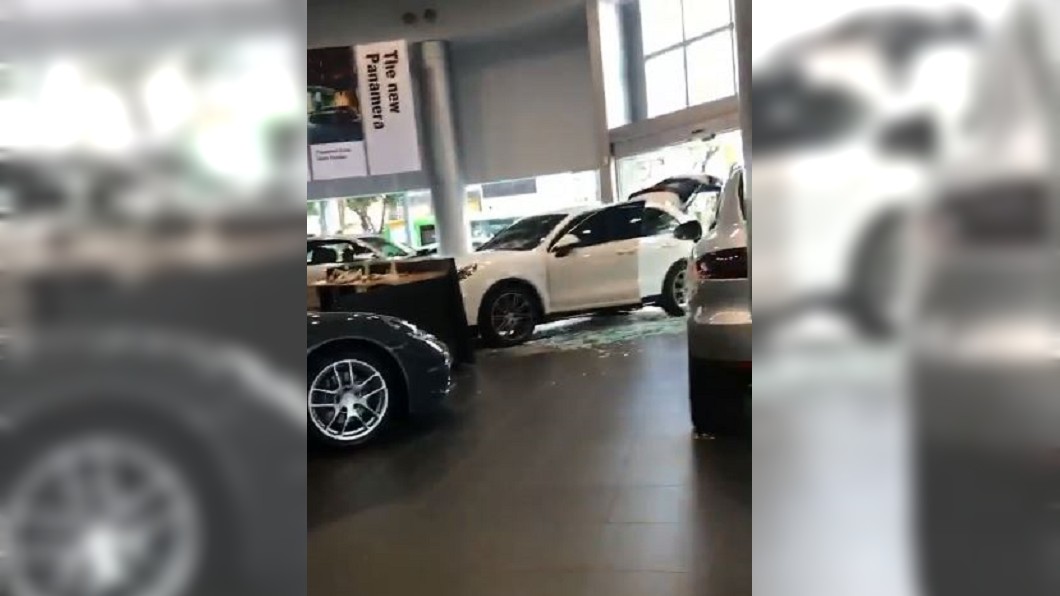購車爆糾紛!霸氣男開「7百萬保時捷」 載油漆撞爛展間