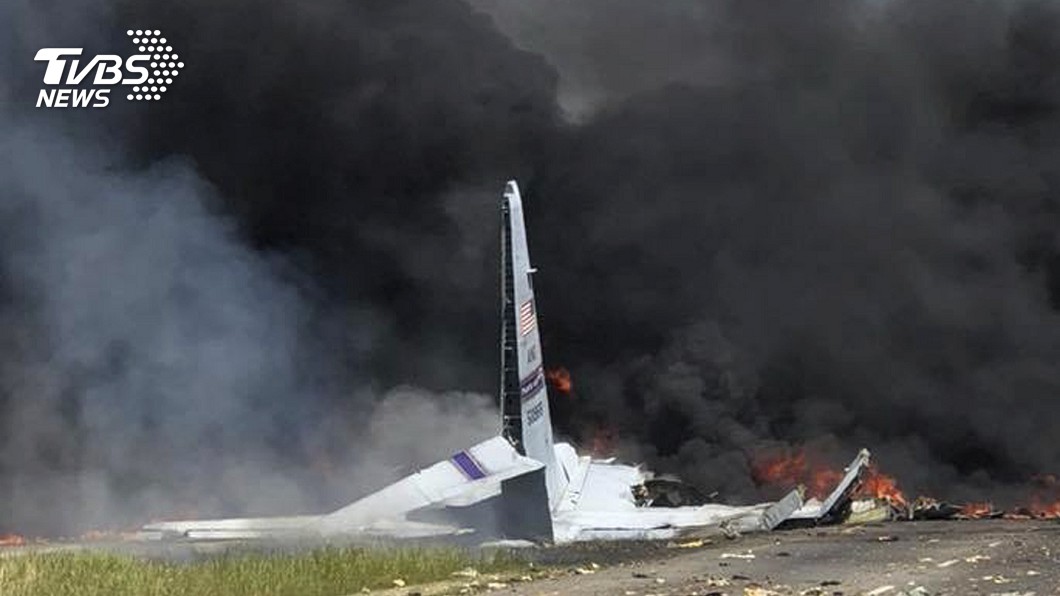 美空軍運輸機公路墜毀 至少5人罹難