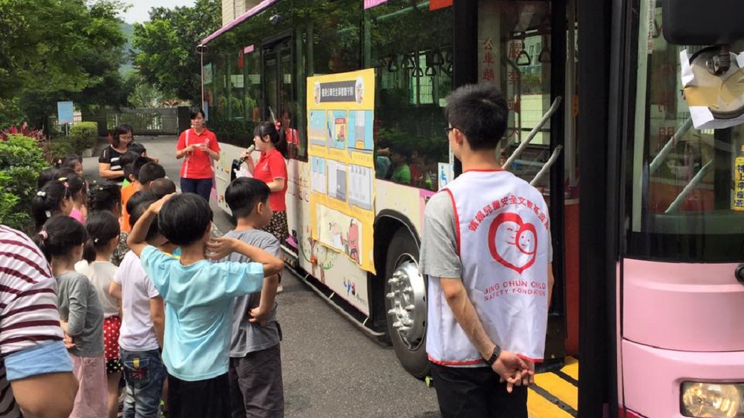 男童剩零錢還搭錯車 暖司機「這樣做」感動乘客