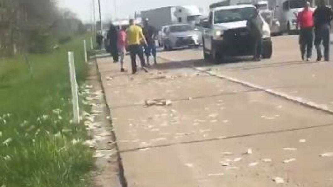 運鈔車門沒關好! 60萬美金滿天飛