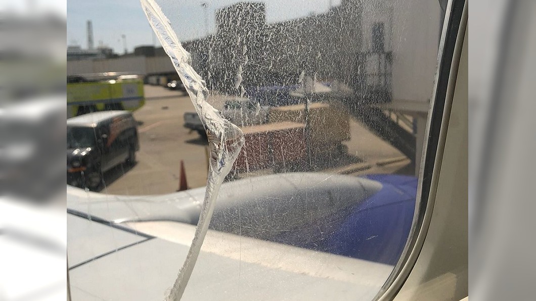 西南航空又出包 逃生窗破裂緊急迫降