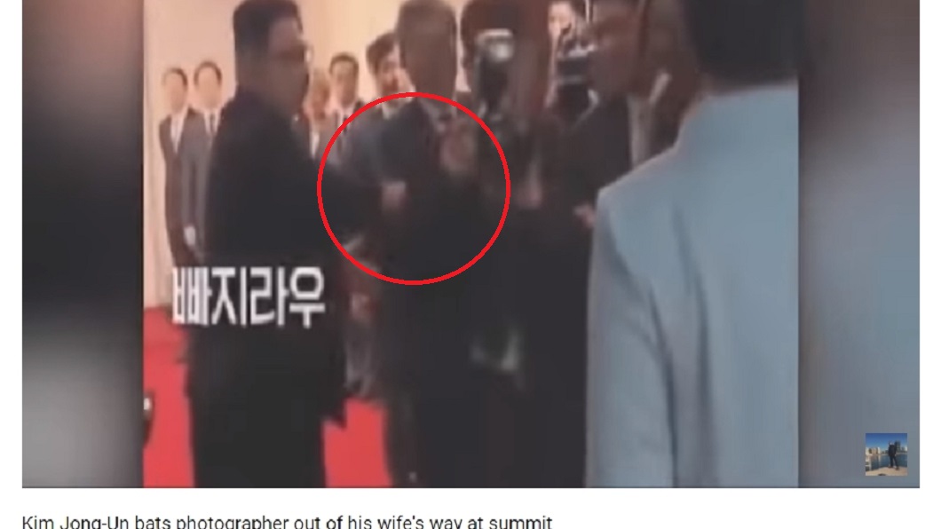 攝影師擋到李雪主的路,金正恩霸氣護妻將其推開。圖/翻攝自Daniel Kalemasi YouTube