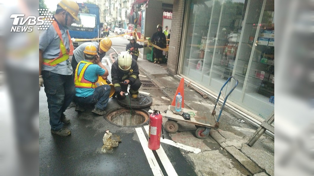 快訊/挖破管線瓦斯外洩 警消封鎖疏散住戶