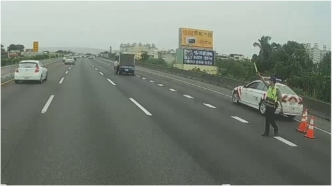 感動！遇國道警執勤　3聯結車「封路」護警