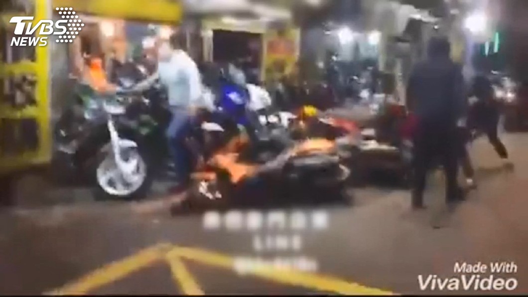 凶狠！近十惡煞夜闖機車行　持棍猛砸車