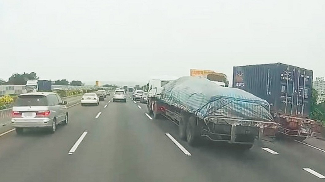 3聯結車國道護員警 網友直呼感動