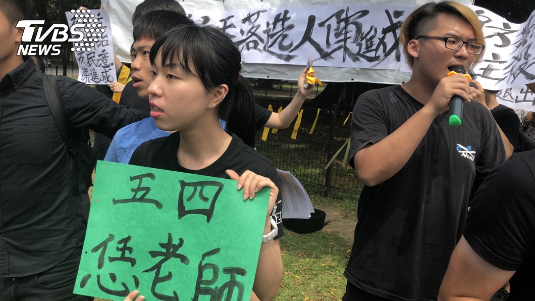 綁黃絲帶聲援大學自治　成大爆推擠衝突