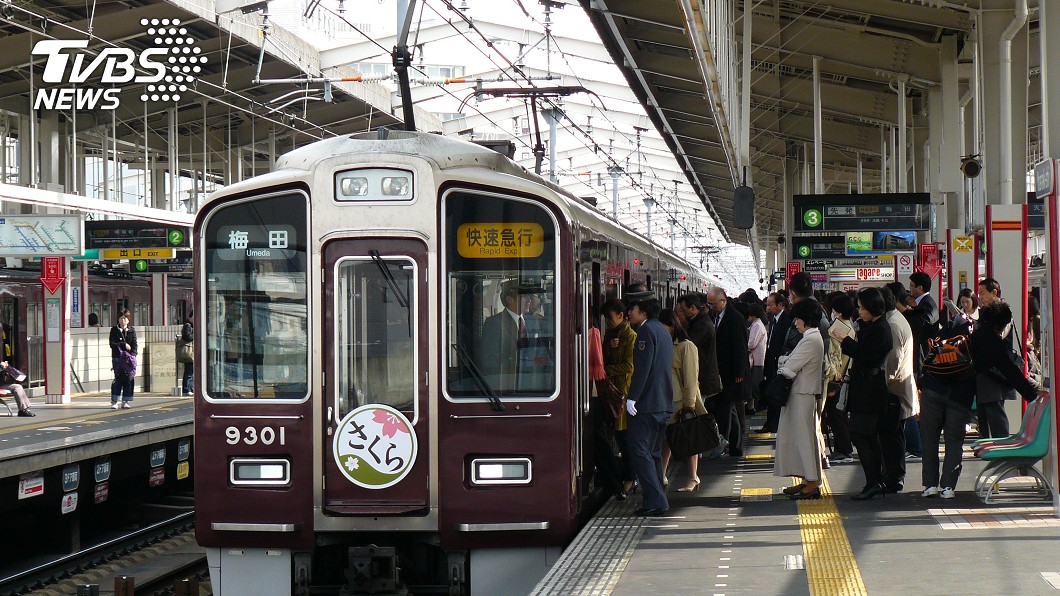 陸籍醉漢不爽被嫌吵 竟將日本老翁「扔」向行駛中列車