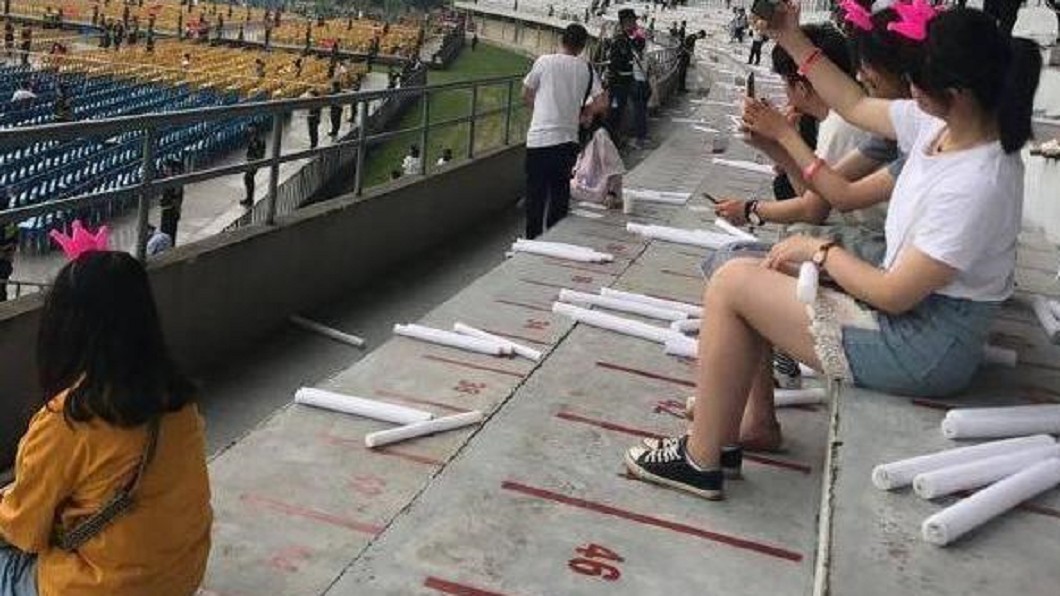 泥濘地+坐髒椅！　周董四川演唱會場地爛