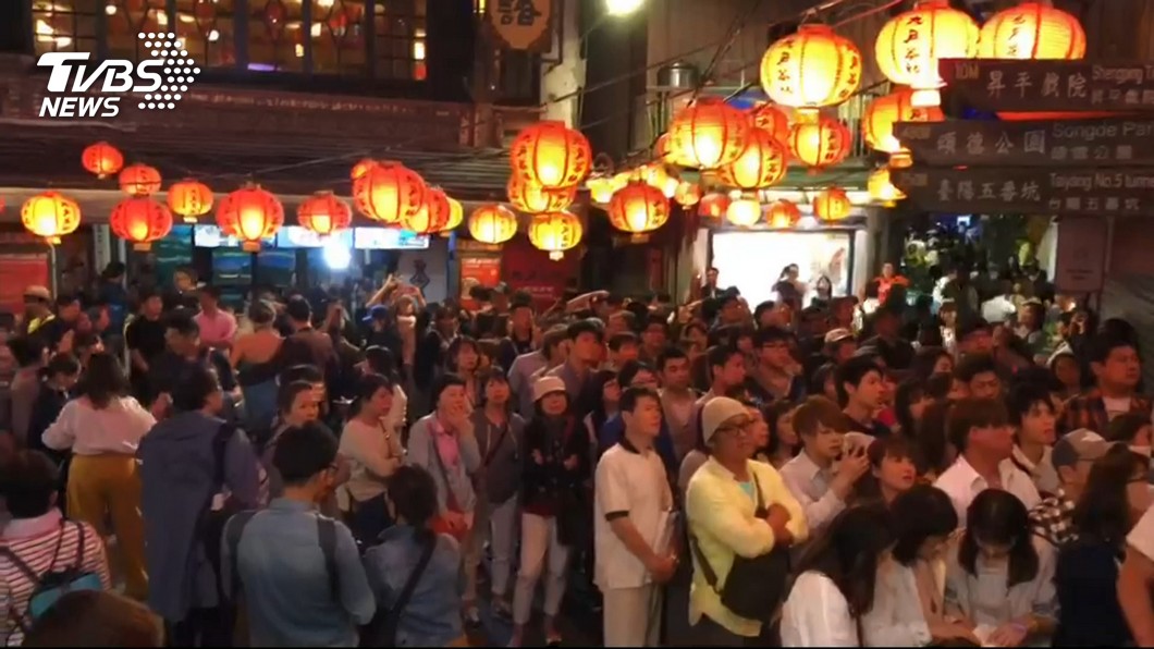 遇日本9天連假 九份人潮「擠爆」如沙丁魚