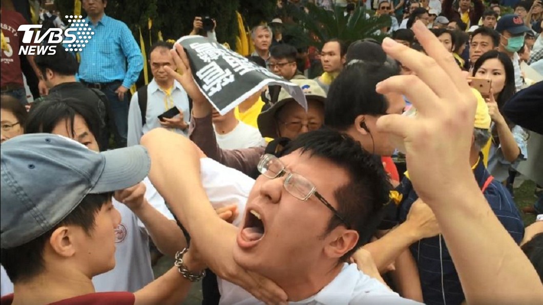 自掐喊被打!反管生「神秘倒地」被酸爆 他冤:想解扣子