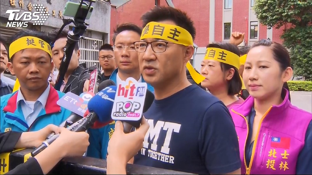 藍營的政治人物要求民進黨拿開伸入校園的黑手。(圖／TVBS)